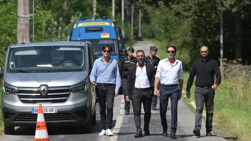 Los actores franceses Anthony Delon (2R) y Alain-Fabien Delon (L) llegan a la propiedad de su padre para asistir a una ceremonia funeraria privada del difunto actor francés Alain Delon. 