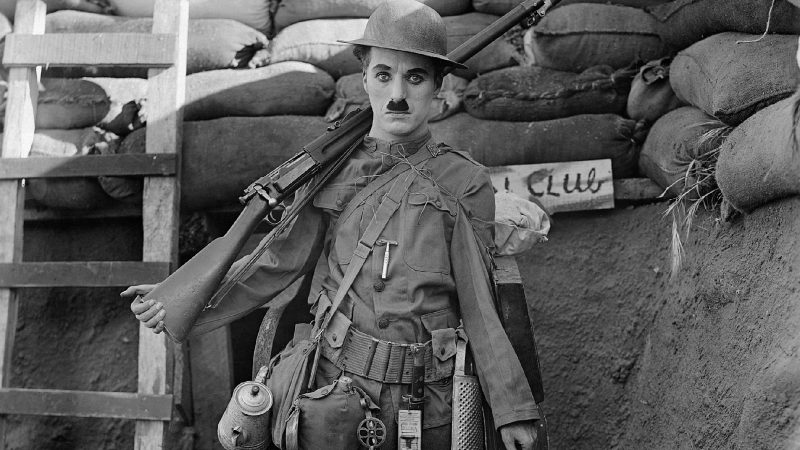 Fotograma del cortometraje crítico, filmado, dirigido y protagonizado en 1918 por el histrión inglés Charles Chaplin.