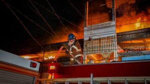 Bomberos controló el incendio en el Mercado Central.