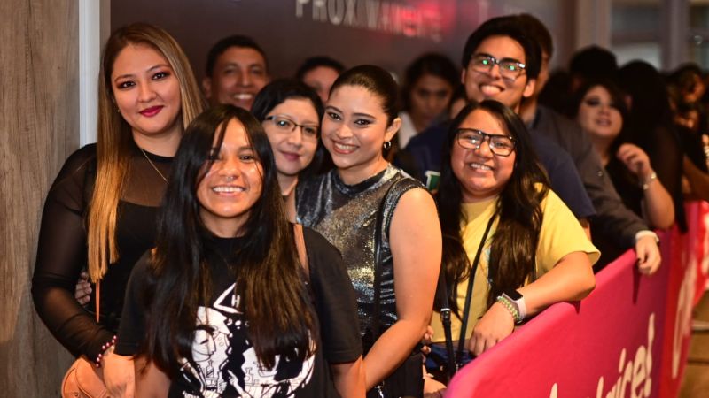 Los fans de la Kudai están listos para disfrutar el concierto. 