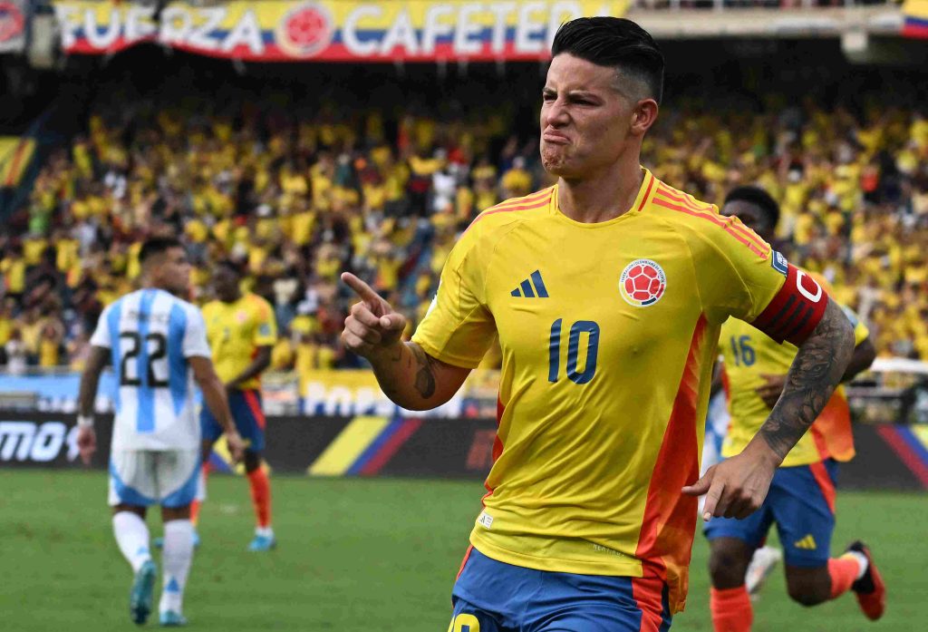 El festejo de James Rodríguez, tras convertir el penalti a Emiliano Martínez. Foto: AFP.