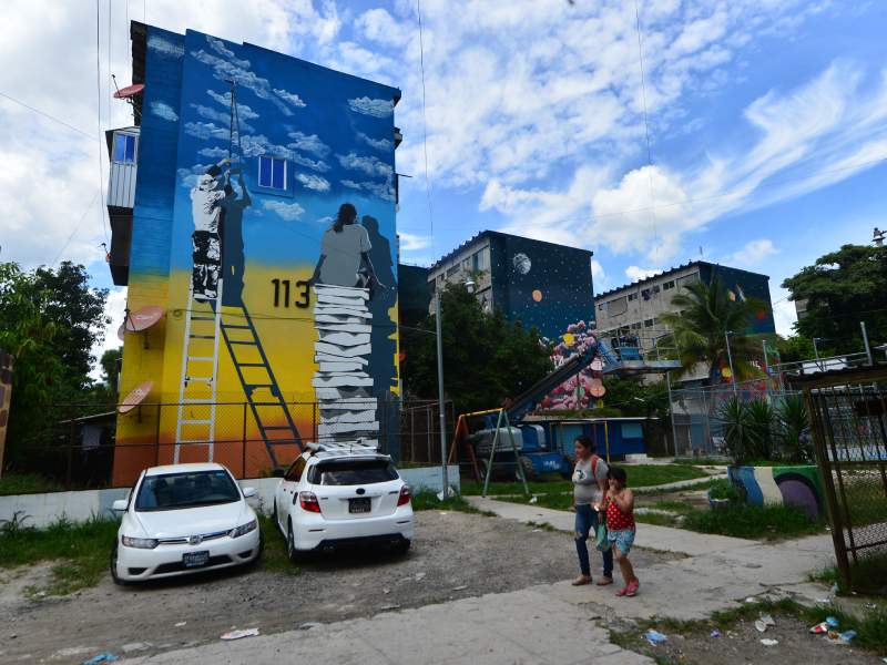 Edificios de la Colonia Zacamil que funcionan como apartamentos, popularmente conocidos como "Los 400". Zacamil, Mejicanos, San Salvador Centro