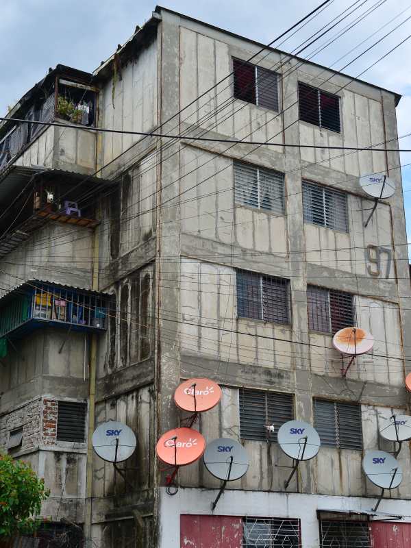 Edificios de la Colonia Zacamil que funcionan como apartamentos, popularmente conocidos como "Los 400". Zacamil, Mejicanos, San Salvador Centro