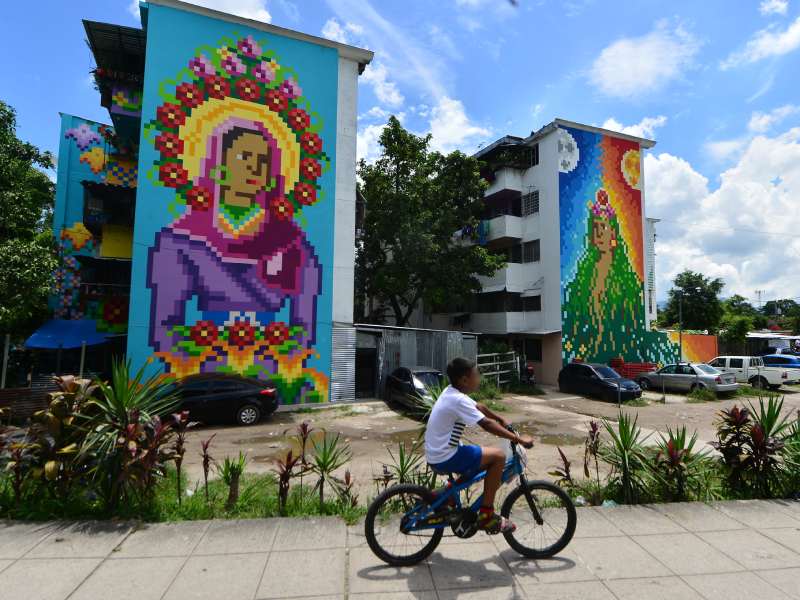 Edificios de la Colonia Zacamil que funcionan como apartamentos, popularmente conocidos como "Los 400". Zacamil, Mejicanos, San Salvador Centro