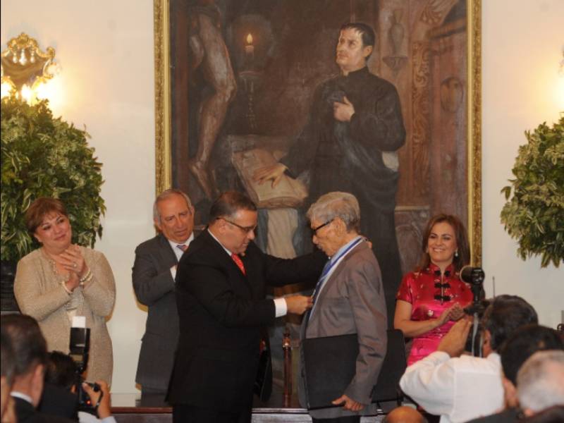 Entrega del Premio Nacional de Cultura a Carlos Cañas en 2012