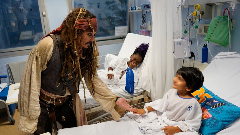 El capitán Jack Sparrow, encarnado por el actor Johnny Depp, ha visitado este jueves a los niños y las niñas ingresadas en el Hospital Universitario Donostia de Osakidetza.