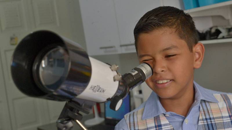 Lucas Andrés Mazariego con su telescopio