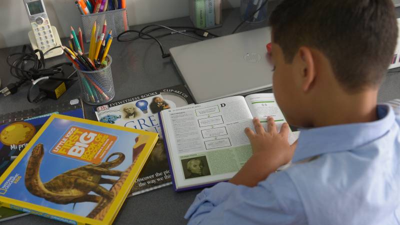 Lucas publica su primer libro de Astronomia