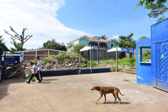 Escuela abandonada en Ilobasco