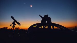 Pareja admirando el cielo nocturno