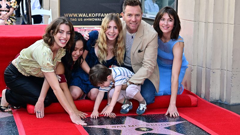 Ewan estuvo bien acompañado por su familia. Foto: AFP