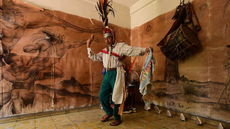 El maestro está interesado en compartir lo que comprende la música y la danza popular tradicional salvadoreña.