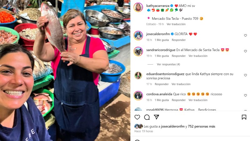 Kathya Caranza junto a una vendedora del mercado de Santa Tecla. 