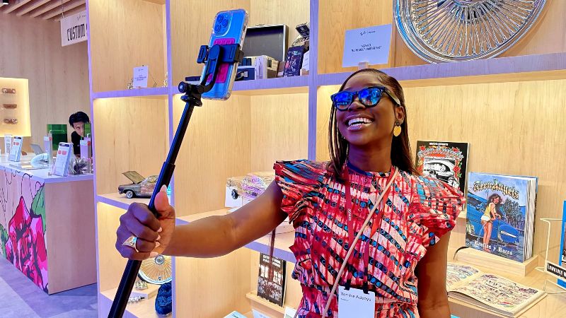 La creadora de contenido Tomike Adeoyea prueba las gafas conectadas de Ray-Ban, 