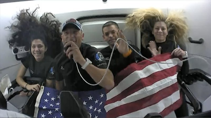 - Fotografía cedida por Polaris Program donde aparecen el comandante Jared Isaacman (2i) hablando junto al piloto Scott Poteet (2d) y las encargadas de misión Sarah Gillis (i) y Anna Menon (d) dentro de la cápsula espacial. El multimillonario Jared Isaacman y la ingeniera Sarah Gillis, han hecho historia este jueves al convertirse en los primeros astronautas en completar el primer paseo espacial privado de la historia al salir con éxito de la cápsula Dragon de Space X, situada a 700 kilómetros (435 millas) de la Tierra. 