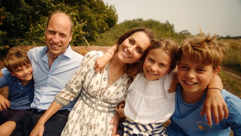 El príncipe William y la princesa de Gales, Kate, posan con sus hijos -Jorge, Carlota y Luis- en el anuncio del final de la quimioterapia de su madre.