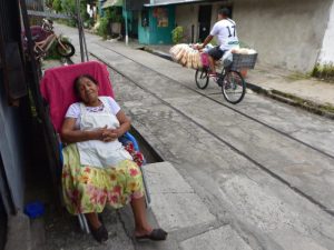Ana Julia Ramos, de 74 años, descansa en las afueras de su hogar a un lado de las antiguas vías del tren. Ella tiene 40 años de vivir en la comunidad El Paraíso #1 del distrito de Soyapango.