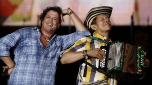 Carlos Vives con Egidio Cuadrado en concierto
