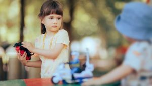Niña se niega a compartir sus juguetes con otro chiquito