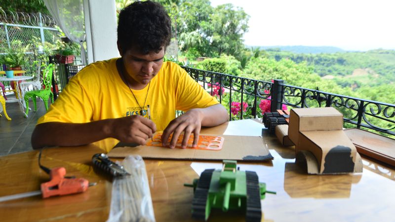 Ernesto Rivero, de 16 años y originario de Suchitoto, El Salvador años, le fascina elaborar carros clásicos de cartón