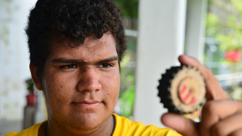 Ernesto Rivero, de 16 años y originario de Suchitoto, El Salvador años, le fascina elaborar carros clásicos de cartón