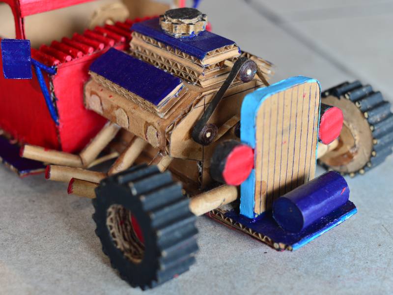 Ernesto Rivero, de 16 años y originario de Suchitoto, El Salvador años, le fascina elaborar carros clásicos de cartón