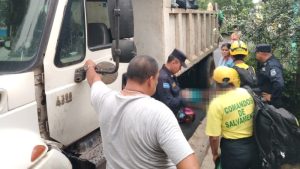 Camión municipal arrolló a recolector de desechos sólidos en Izalco