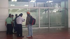 Indu en el aeropuerto El Salvador