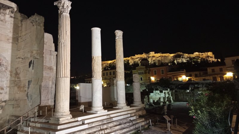 Mientras transitas por las calles puedes encontrar vestigios de la antigua Grecia.