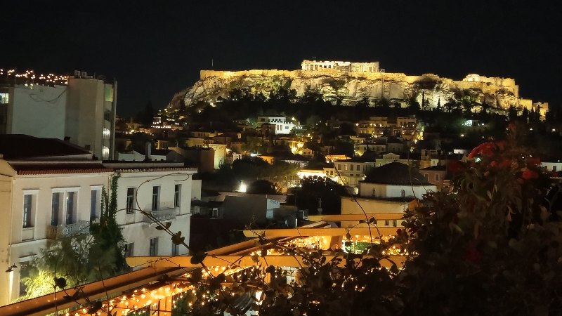 Desde varios puntos de la ciudad de Atenas tendrás maravillosos escenarios mientras disfrutas con tu pareja o amigos.