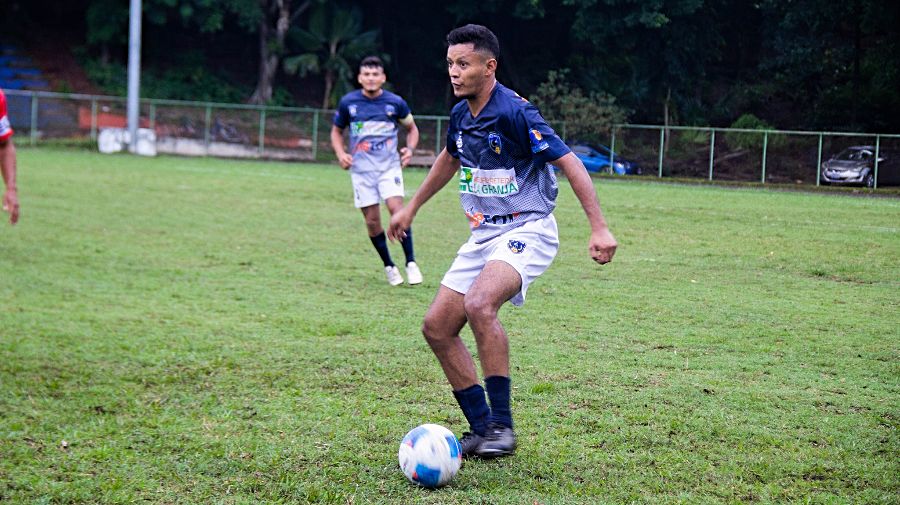 el salvador ad izalco futbolistas trabajo paralelos fuera cancha 01