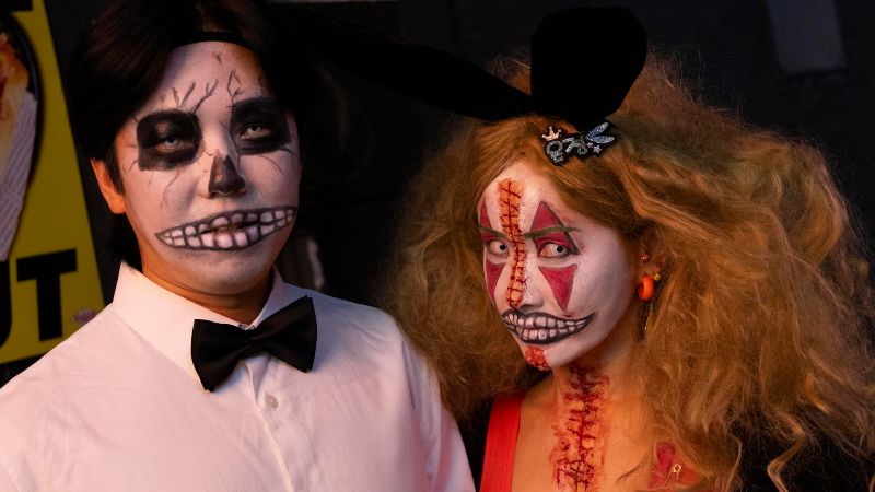 Una pareja vestida con disfraces participa en las festividades de Halloween en la calle Itaewon en Seúl, Corea del Sur, 31 de octubre de 2024. 