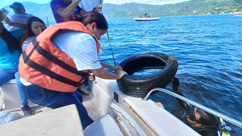 Limpieza en lago de Coatepeque