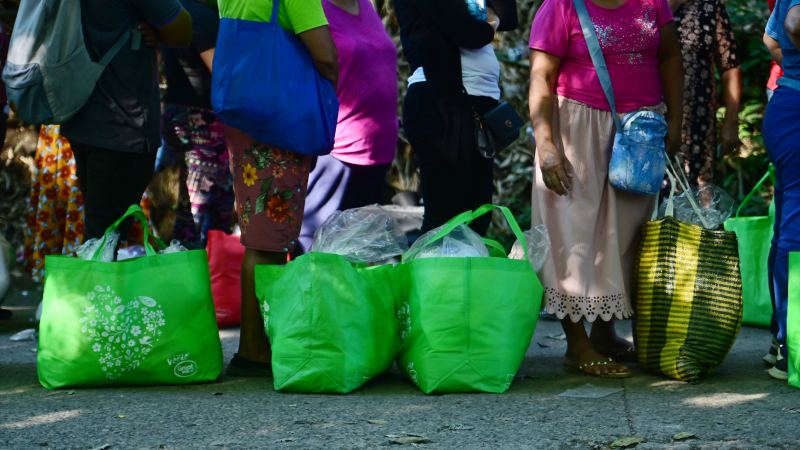 Familiares de presos en Centro Penal de Izalco llegan a dejar paquetes para reos.