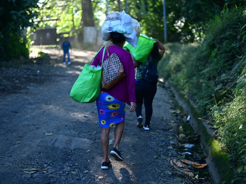 Familiares de presos en Centro Penal de Izalco llegan a dejar paquetes para reos.