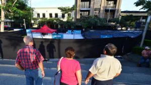 Instalacin de pista de hielo en la Plaza Gerardo Barrios.