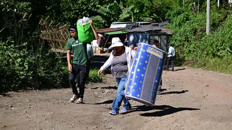 Familiares de presos en Centro Penal de Izalco llegan a dejar paquetes para reos