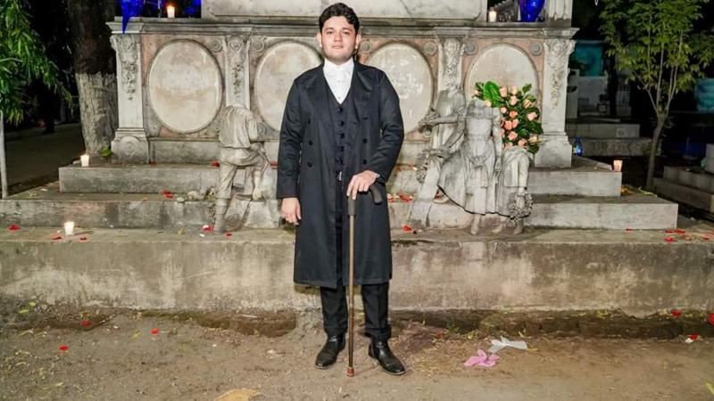 Joven se vistió con un traje de la época, representando a una de las personas que dejó un legado en el desarrollo de la ciudad. Foto: cortesía Alcaldía San Miguel Centro