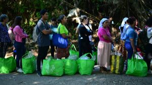 Familiares de presos en Centro Penal de Izalco llegan a dejar paquetes para reos.