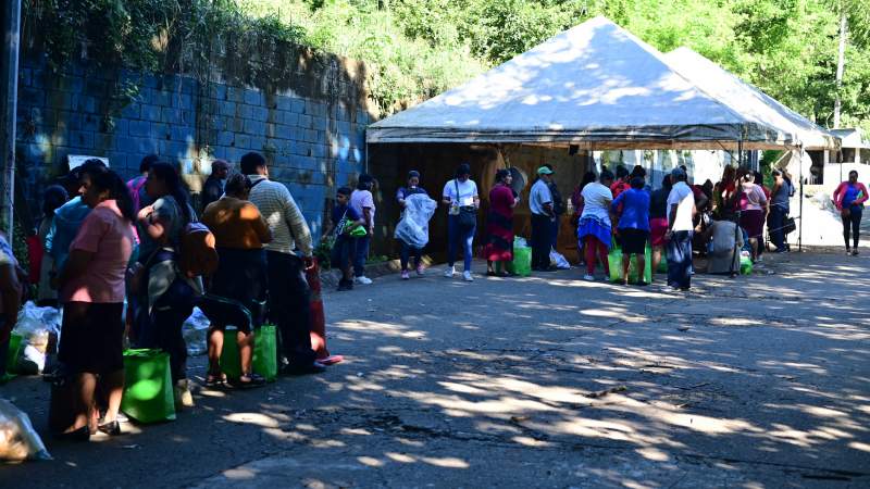 Familiares de presos en Centro Penal de Izalco llegan a dejar paquetes para reos.