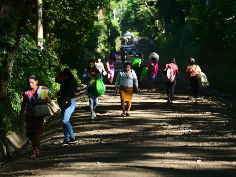 Familiares de presos en Centro Penal de Izalco llegan a dejar paquetes para reos.