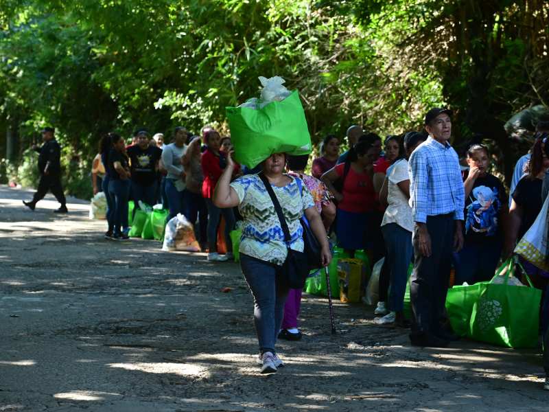 Familiares de presos en Centro Penal de Izalco llegan a dejar paquetes para reos.