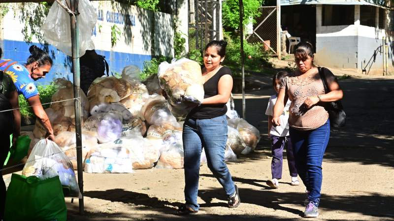 Familiares de presos en Centro Penal de Izalco llegan a dejar paquetes para reos.