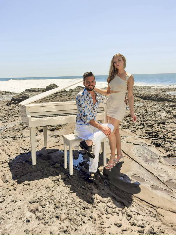 Rodaje de nuevo videoclip del pianista Andrés Ángel en playa Taquillo