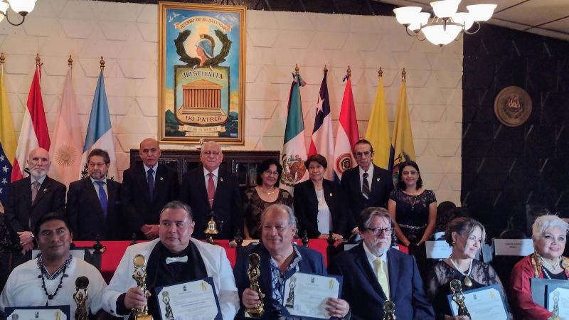 El reconocimiento consiste en un diploma y la estatuilla "Ateneo". | Fotos: cortesía Ateneo El Salvador