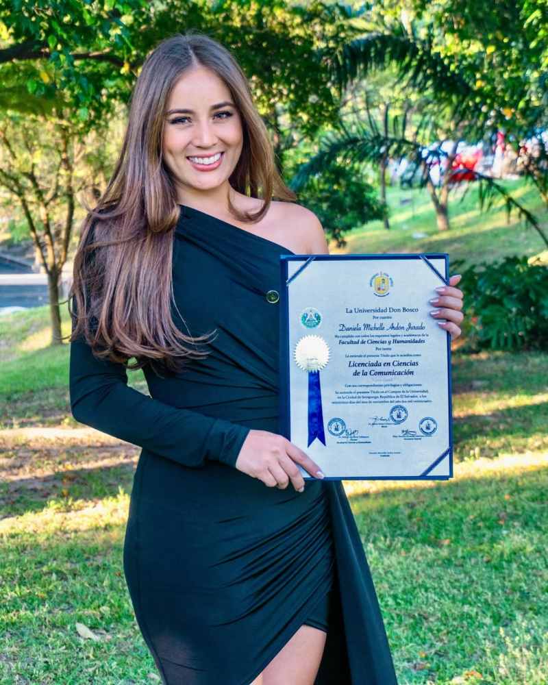 Daniela Ardón se graduó de licenciada