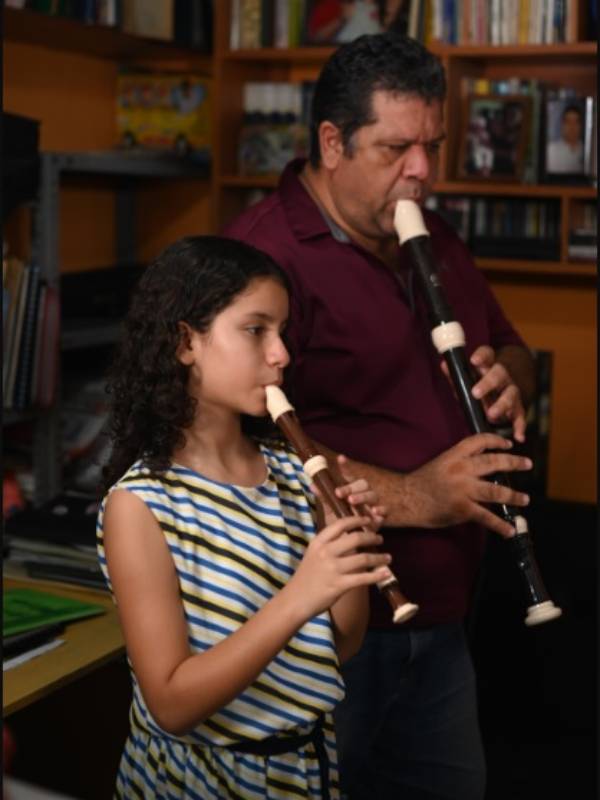 Numa y Fiorella Bracamonte ensayando en su casa