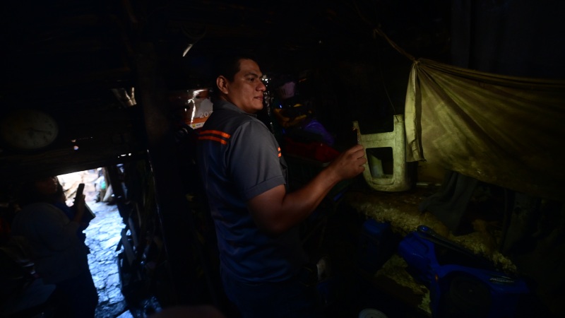 Visita de un ingeniero y arquitecto a la vivienda de los hermanos Gonzlez. Dos adultos mayores que viven en condiciones de pobreza en El Barrio San Esteban del Centro de San Salvador