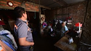 Visita de un ingeniero y arquitecto a la vivienda de los hermanos Gonzlez. Dos adultos mayores que viven en condiciones de pobreza en El Barrio San Esteban del Centro de San Salvador