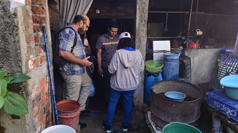 Visita de un ingeniero y arquitecto a la vivienda de los hermanos Gonzlez. Dos adultos mayores que viven en condiciones de pobreza en El Barrio San Esteban del Centro de San Salvador